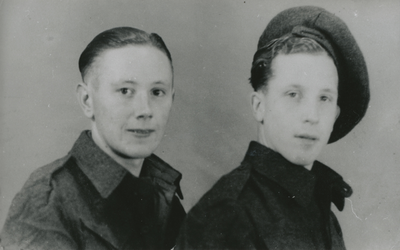 876263 Portret van de vrienden Willem Kragten (links) en Willem van Schaik in militair uniform, beiden zijn afkomstig ...